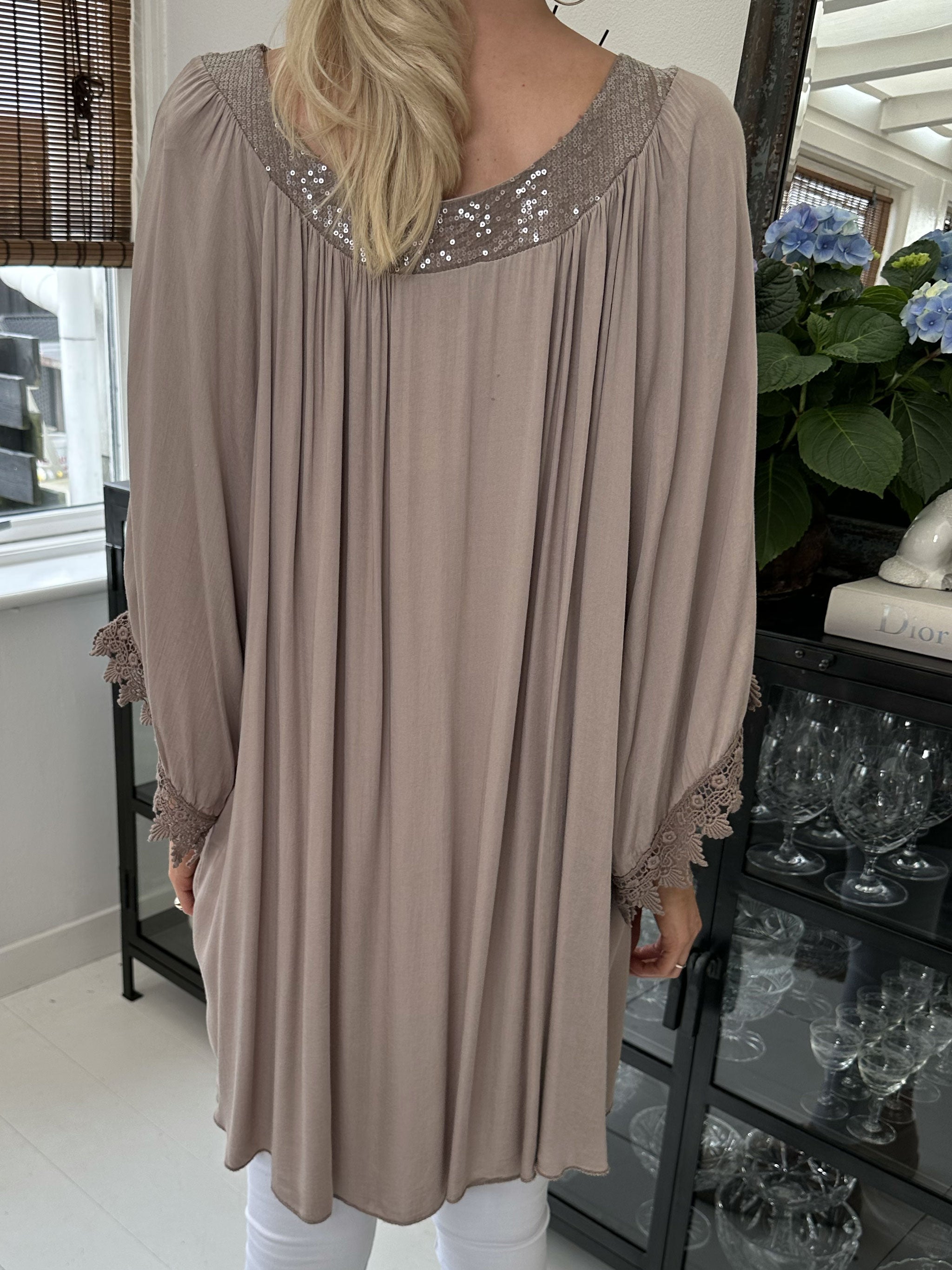 Dolores - Tunikakjole med pailletter og broderinger på ærmet